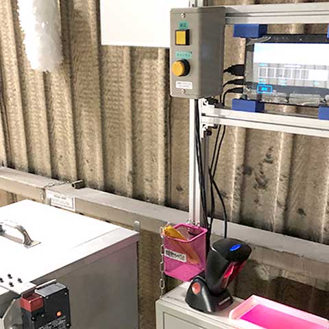 材料誤投入防止システムを製造現場へ設置した実運用の様子