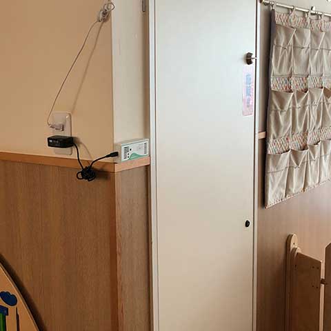 こども園内に設置された温湿度管理システムのセンサー端末